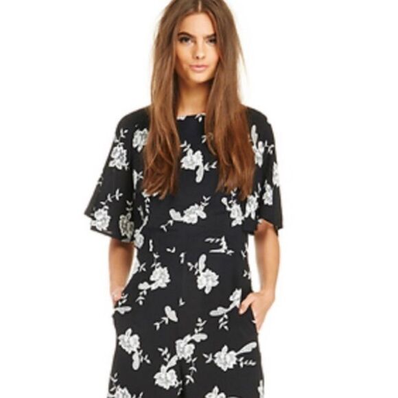 Black floral pattern romper. - Picture 7 of 8